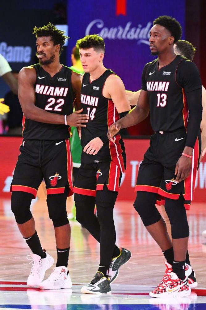 他在赛季中 他在赛季中