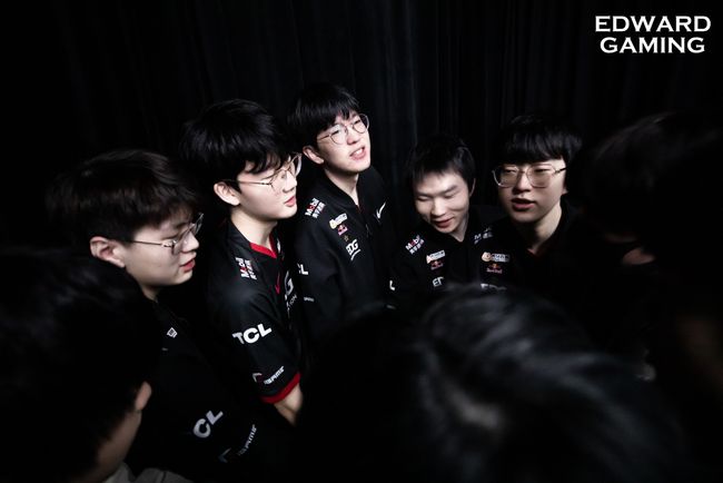 力交织之下 力交织之下